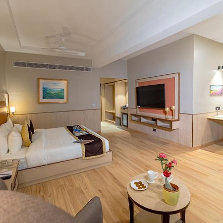 Hotel Lalita Grand Mathura Esterno foto