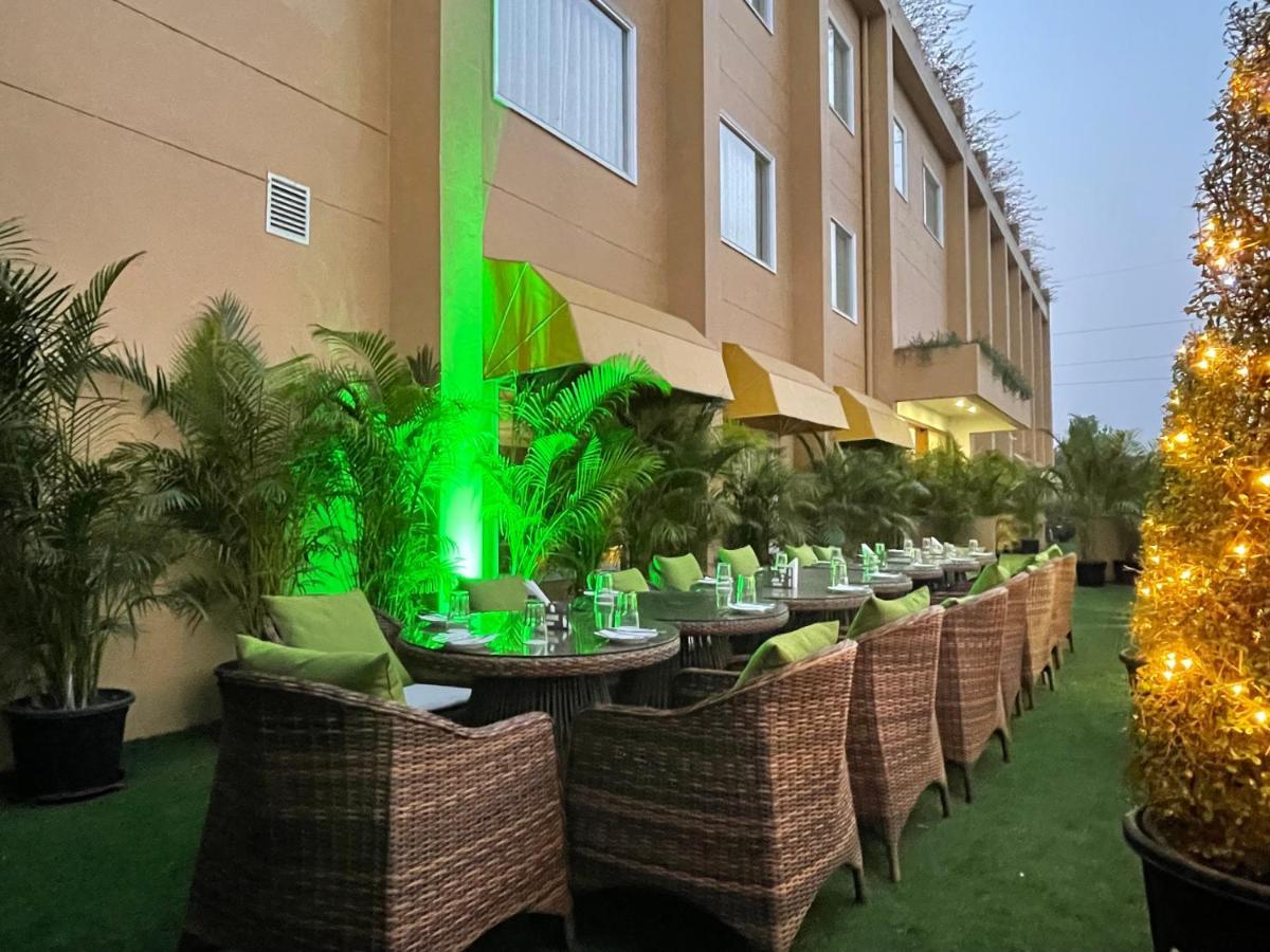 Hotel Lalita Grand Mathura Esterno foto