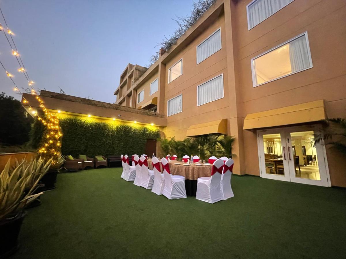 Hotel Lalita Grand Mathura Esterno foto